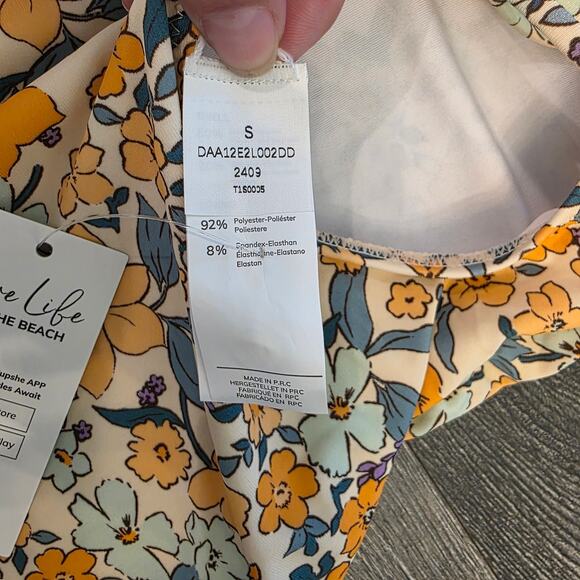 Cupshe one piece ruffle v neck floral swimsuit - Picture 6 of 7